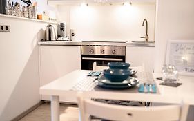 TRUTH Apartment - Kingsize Bett - Netflix - Zentral